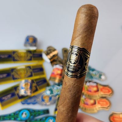 良い値段 スポットUVと金箔エンボス印刷を施したプレミアムカスタムビニール印刷シガーリング 高品質プライベートブランディング 防水シガーラベルステッカー オンライン